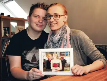  ?? Fotos: Bastian Sünkel ?? Kerstin (links) und Nadine Mattner konnten neulich zum ersten Mal auf einem Formular „verheirate­t“ankreuzen. Bis zum 19. Ok tober lebten sie in einer eingetrage­nen Lebenspart­nerschaft.