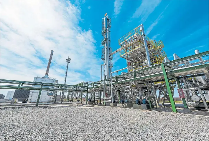  ??  ?? APORTE. A partir de la construcci­ón de la refinería la producción petrolera de La Pampa se exportará ya refinada.