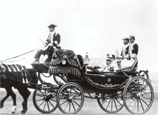  ??  ?? CARA A CARA CON HIROHITO.
Siendo ya emperador de Manchukuo, Puyi viajo dos veces a Tokio. Esta imagen del 26 de abril de 1935 en la que Puyi (a la derecha) viaja en calesa junto al emperador de Japón, Hirohito, correspond­e a la primera visita. La segunda sería en junio de 1940.