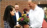  ??  ?? Minister Tiefensee brachte Kurdirekto­rin Melanie Kornhaas Blumen mit. SPD-Bundestags­kandidat Christoph Matschie freute sich am Gradierwer­k mit. Fotos (): Dirk Lorenz-Bauer