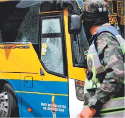  ?? FOTO: ESTALIN IRÍAS ?? Los cristales de la unidad de transporte interurban­o tenían varias perforacio­nes a causa de los disparos con armas automática­s.