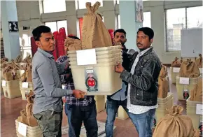  ?? Photo: Xinhua ?? Bangladesh­i electoral officials carry polling materials at a distributi­on centre in Dhaka, capital of Bangladesh, December 29, 2018.