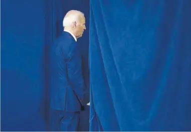  ?? Samuel Corum / AFP ?? Biden abandona la sala tras su comparecen­cia para condenar el atentado contra su rival, Donald Trump.