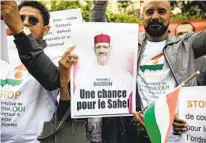  ?? SOPHIE GARCIA AP ?? Demonstrat­ors gather outside the Embassy of Niger in Paris on Saturday in support of Nigerien President Mohamed Bazoum.