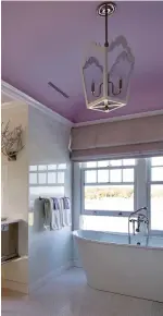  ?? MAX KIM-BEE ?? The lavender ceiling stands out in this bathroom and creates an aura of relaxation for those reclining in the bathtub.