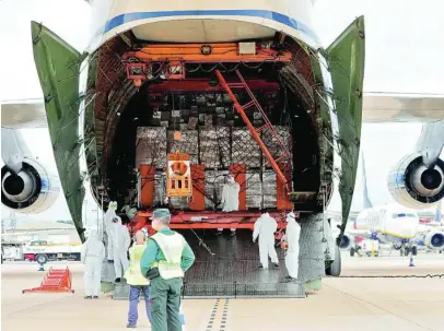  ?? EFE ?? Sanitarios descargan material contra la covid-19 en el aeropuerto de Manises durante la primera ola