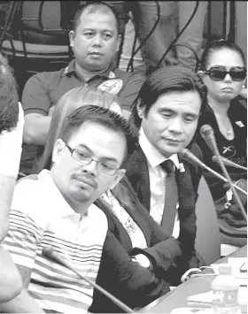  ?? / AP Foto ?? ■ PAGDUNGOG SA SENADO: Si Kerwin Espinosa (wala) ug ang iyang abogado nga si Jonnah John Ungab (ikaduha gikan sa tuio) atol sa Senate inquiry niadto bahin sa drug trade sa Kabisay-an.