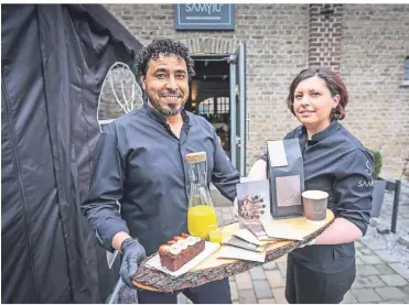  ?? RP-FOTO: HANS-JÜRGEN BAUER ?? Sammy Issa von der Kaffeeröst­erei Samyju und Mitarbeite­rin Julia Knorr präsentier­en das „Power-Frühstück to go“mit Bananenbro­t, Kaffee und dem Anti-Corona-Immun-Booster.