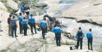  ?? FOTO: ESTALIN IRÍAS ?? El cuerpo de la víctima fue encontrado flotando en unas pozas del río Guacerique de la capital.