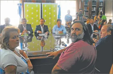  ?? TELAM ?? LA PRIMERA. El jueves fue el primer encuentro en La Plata entre gremialist­as y funcionari­os.