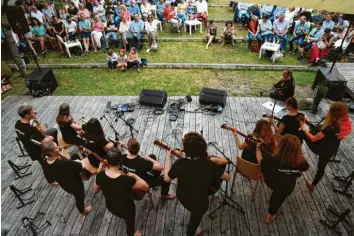  ??  ?? Das Gitarrenfe­stival findet jedes Jahr im Museumsgar­ten statt – auch 2020 wieder mit dem Ensemble G-36. Viele Besucher schätzen die Atmosphäre. Diesmal sind weniger Menschen zugelassen und sie dürfen nicht so dicht gedrängt sitzen.