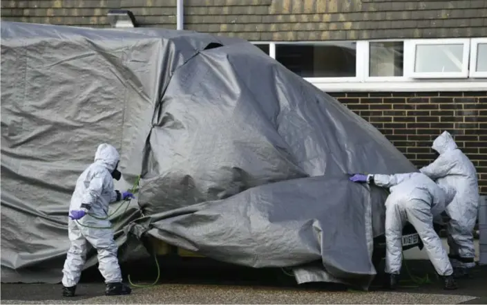  ?? © Neil Hall/epaefe ?? In Salisbury, waar Skripal vergiftigd is, wordt een ambulance meegenomen voor onderzoek op sporen van het gif.