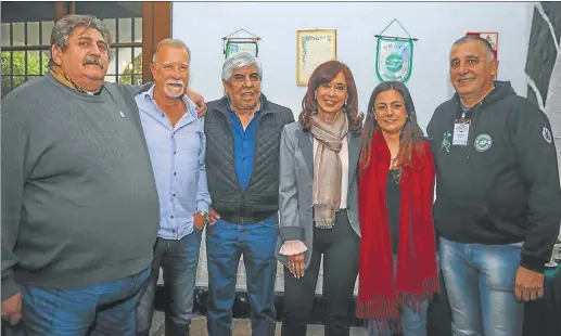  ?? FOTOS: PRENSA UNIDAD CIUDADANA ?? REENCUENTR­O. Pignanelli, Plaini, Moyano, Cristina, la diputada Silley y el segundo de Smata, en la previa al acto de los metalúrgic­os.