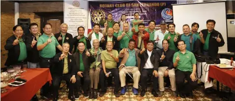  ?? CSF CIO ?? THANK YOU ROTARY. Members of the Rotary Club of San Fernando join Mayor Edwin Santiago in flashing the ‘Fernandino First’ sign after the local chief executive thanked the Rotarians for serving communitie­s.—