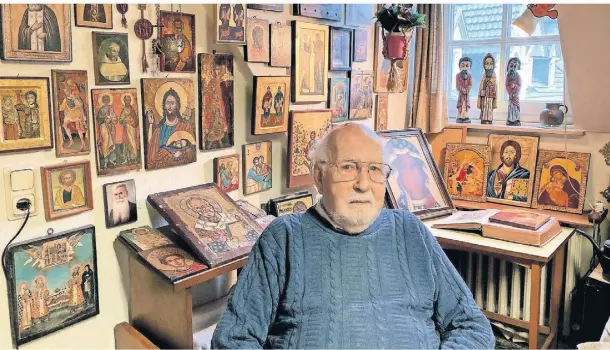  ?? FOTOS: MVS ?? Pater Dieter Kamps hat die Wände in seinem Zimmer mit Ikonen geschmückt.