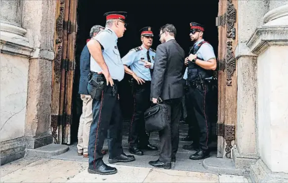  ??  ?? PAU BARRENA / AFPAnticor­rupción en Palau.El fiscal José Grinda, en el centro, acudió a la Generalita­t con cinco guardias en busca de la agenda de visitas de Germà Gordó en su etapa como secretario del Govern. No pasaron de una sala de visitas junto a la entrada