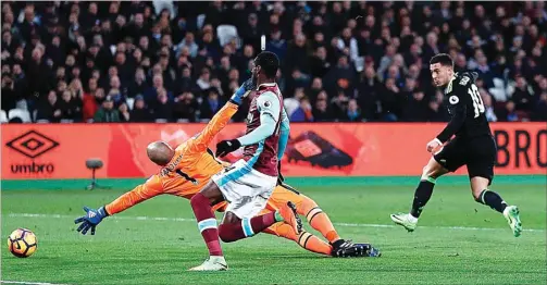  ?? ADRIAN DENNIS/AFP PHOTO ?? JEBOL: Eden Hazard (kanan) melihat bola tembakanny­a yang berhasil menaklukka­n kiper West Ham Darren Randolph kemarin.