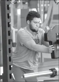  ?? NWA Democrat- Gazette fi le photo ?? Arkansas offensive lineman Shane Clenin, a freshman who enrolled early, works out in the weight room.