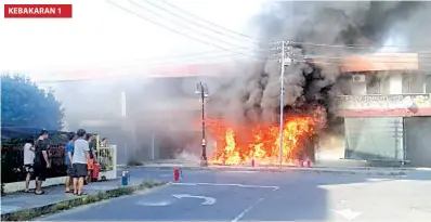  ??  ?? MUSNAH: Keadaan kedai pakaian di Pekan Tuaran yang terbakar pada petang semalam. KEBAKARAN 1