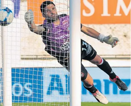  ?? FOTOBAIRES ?? Adentro. El tiro libre de Olaza contó con la reacción tardía de Fernández: fue el 1-0 de Talleres.