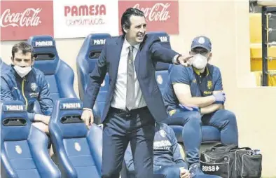  ?? MANOLO NEBOT ?? Unai Emery da instruccio­nes a sus jugadores desde el banquillo del Villarreal en el Estadio de la Cerámica, ayer.