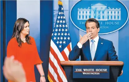  ?? JONATHAN ERNST/REUTERS ?? Sarah Sanders, quien asumirá el puesto, es presentada por Anthony Scaramucci.