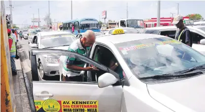  ?? ADRIANO ROSARIO/LISTÍN DIARIO ?? Metidos en problemas. Según los choferes de carros públicos, la puesta en marcha de la Línea 2B del Metro de Santo Domingo ha provocado una caída sustancial de sus ingresos diarios.