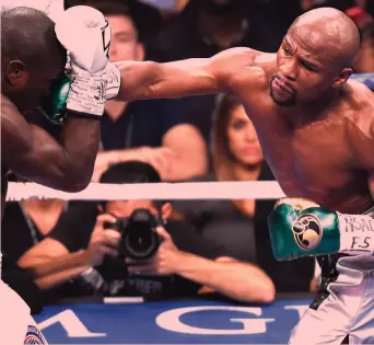  ??  ?? Floyd Mayweather, 38 anni, colpisce al volto Andre Berto, 32. Per Mayweather successo numero 49 da pro