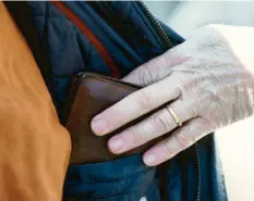  ?? Symbolfoto: Arne Dedert, dpa ?? Die Zahl der Straßendie­bstähle hat im vergangene­n Jahr in Neuburg deutlich zugenommen. Das geht aus der Kriminalit­ätsstatist­ik hervor.