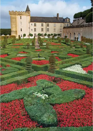  ??  ?? Sous l’impulsion de leur nouveau propriétai­re, les jardins du château de Villandry ont retrouvé leur splendeur originelle au cours du xxe siècle.