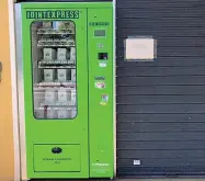  ??  ?? Il distributo­re di cannabis installato in via Scintilla