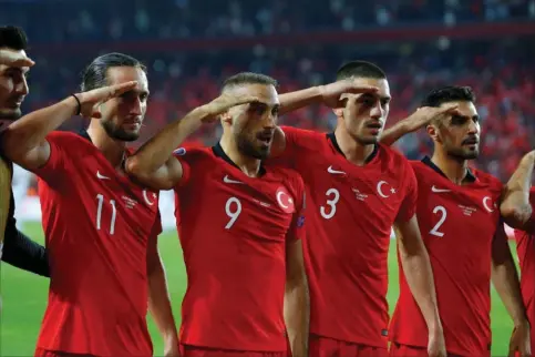  ??  ?? Cenk Tosun (nummer 9) fejrer sin afgørende scoring mod Albanien ved at gøre honnør sammen med sine holdkammer­ater. De tyrkiske landsholds­spillere gentog optrinnet mandag under og efter kampen mod Frankrig, og Uefa overvejer nu sanktioner. Foto: Huseyin Aldemir/Reuters