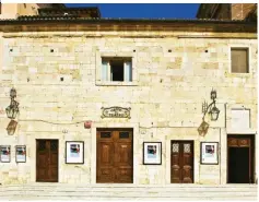  ??  ?? La facciata del seicentesc­o teatro Caio Melisso - Spazio Carla Fendi, a Spoleto.