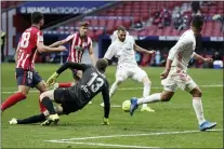  ??  ?? Manu Fernandez The Associated Press
Real Madrid’s Karim Benzema scores his side’s opening goal during Sunday’s match against Atletico Madrid.
