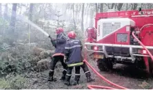  ??  ?? Les sapeurs-pompiers en exercice.