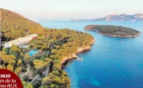  ??  ?? El hotel Formentor en Pollensa (Mallorca). A la derecha, el empresario con su mujer y tres hijos