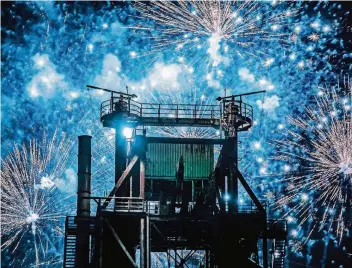  ?? ARCHIVFOTO: REICHWEIN ?? Feuerwerk am Landschaft­park. Ab heute gibt es in den Geschäften wieder Knaller zu kaufen. Am Silvestera­bend selbst steigen im Stadtgebie­t diverse Partys.