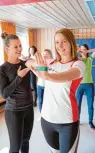  ?? Foto: KJF/Carolin Jacklin ?? Dehn und Entspannun­gsübungen gehören zur bewegten Mittags pause bei der KJF Augsburg.