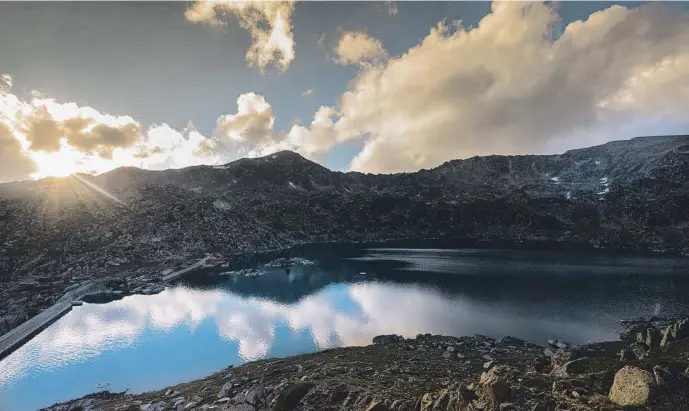  ??  ?? A lo largo de sus 90 kilómetros, la Coronallac­s ofrece paisajes de postal como los que rodean el refugio de L'Illa, acompañado de lagos llenos de encanto.