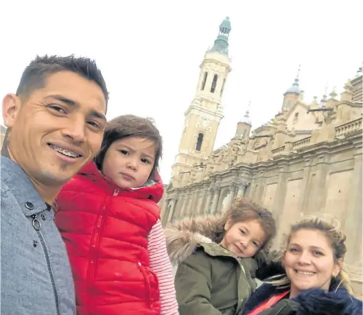  ??  ?? Juntos en familia. Ezequiel “Chimy” Ávila, con María y sus hijas Eluney y Shoemi, en la iglesia de la Virgen del Pilar, en Zaragoza.