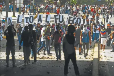  ?? FOTOS: AFP ?? TREGUA. La consigna a los uniformado­s, que igual les bloquearon el paso. Listos para marchar.