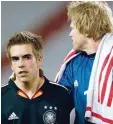  ?? Foto: dpa ?? Als Spieler beim FC Bayern und in der Nationalel­f gemeinsam auf dem Platz: Philipp Lahm (li.) und Ex Torhüter Oliver Kahn.