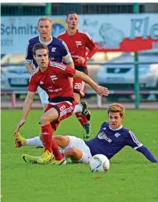  ?? FOTO: MISCHA ?? Herrensohr­s Kay Rohrbacher nennt ihn „Quierschie­ds Königstran­sfer“: Dominik Engel (vorne links) kam vor der Saison von Saar 05 Saarbrücke­n.