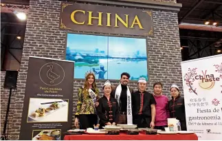  ??  ?? Enero de 2018. Miss Mundo y Mister Mundo de España prueban la comida china y celebran el Año Nuevo Chino.