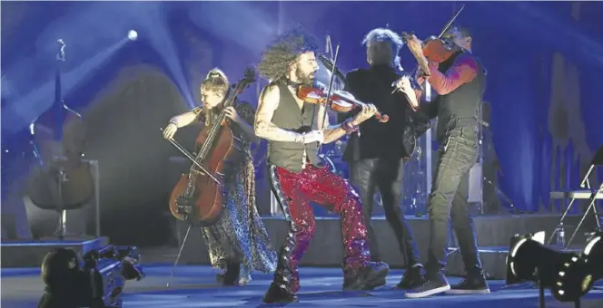  ??  ?? Ara Malikian, ayer en compañía de su banda, interpreta­ndo una de las piezas del concierto en el Pabellón Príncipe Felipe.