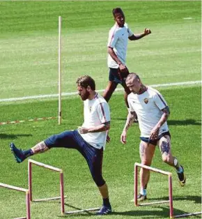  ?? REUTERS PIC ?? Roma players train at their Trigoria Training Ground in Rome yesterday.