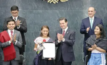  ??  ?? El Presidente Enrique Peña Nieto entregó ayer el Premio Nacional de la Juventud 2018 en diferentes categorías y resaltó el aporte de su administra­ción para este sector de la población.