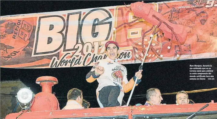  ?? FOTO: EFE ?? Marc Márquez, durante la rúa celebrada ayer en su Cervera natal para celebrar su sexto campeonato del mundo certificad­o hace una semana en Cheste