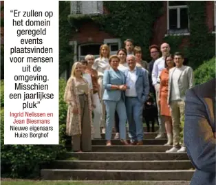  ?? FOTO JEROEN JORISSEN ?? Ingrid Nelissen en Jean Biesmans (midden vooraan) met hun medewerker­s op de drempel van hun nieuwe woning en werkruimte, huize Borghof.