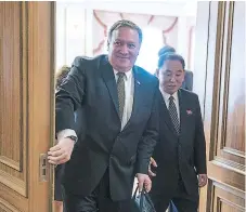  ??  ?? ENCUENTRO. Mike Pompeo y Kim Yong Chol, brazo derecho de Kim Jong Un.